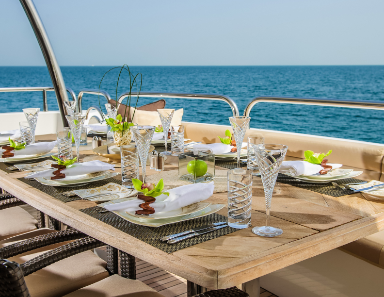 cena-a-bordo-lovit-charter-marbella---puerto-banus-barcos